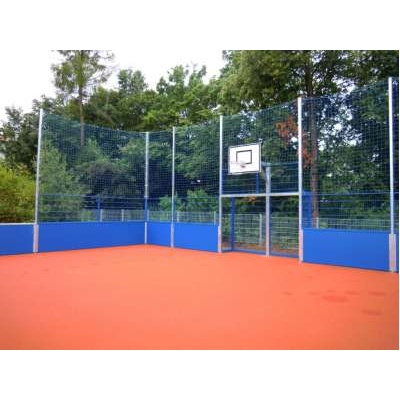 Spezial Court mit Basketballkorb