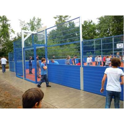 Spezial Court mit Basketballkorb